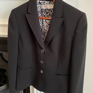Tahari black blazer in new condition